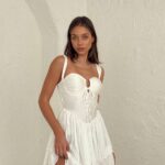 Rochie mini Mira alb/albastru cu volanase și cambrata tip corset în partea de sus