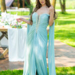 Rochie eleganta Melania, lunga, cu detalii strălucitoare, cambrata pe corp și mâneci lungi,vaporoase deschise