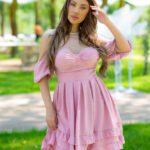 Rochie de vara Ella roz/alb din material lejer, cu mâneci căzute, siret pe spate ajustabil și cupe cu push up