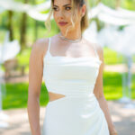 Rochie Amena alb/roșu midi cambrata în partea de sus cu decupaj în zona taliei și bretele reglabile