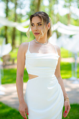 Rochie Amena alb/roșu midi cambrata în partea de sus cu decupaj în zona taliei și bretele reglabile