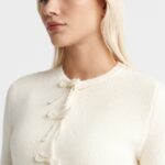 Pulovaras accesorizat cu perle