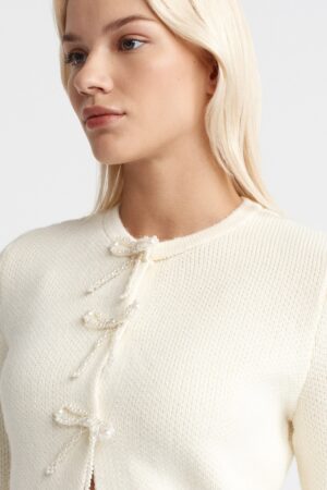 Pulovaras accesorizat cu perle