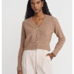 Pulovaras scurt cu nasturi