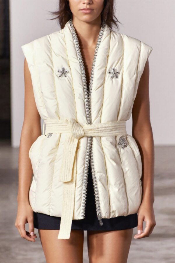 Vesta accesorizata cu pietre