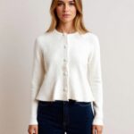 Pulovaras pufos cu nasturi