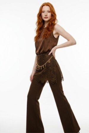 Pantaloni cu dantela și accesoriu auriu