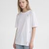 Tricou accesorizat cu ace de siguranță