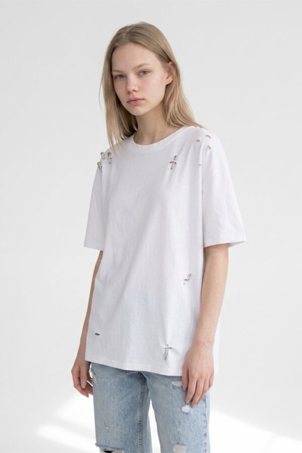 Tricou accesorizat cu ace de siguranță